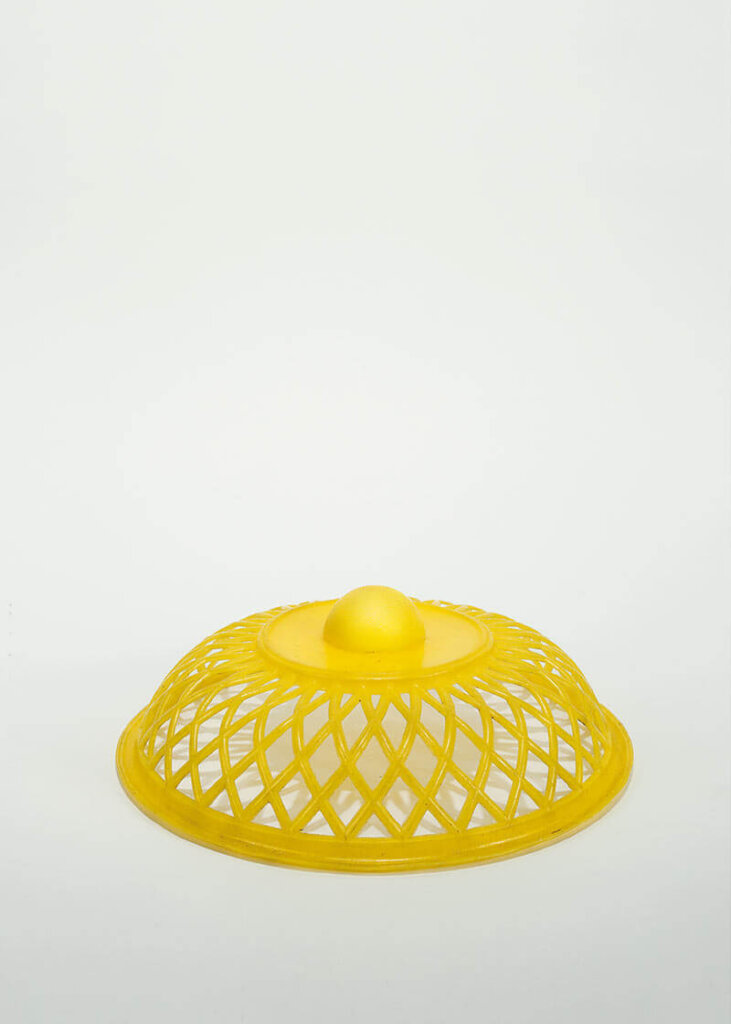 Kunst Objekt aus gelben löchrigen Plastik Deckel von Gabrielle Voisard aus der Art Publikation Mauerblümchen