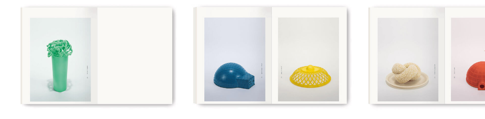 Gabrielle Voisard Kunstprojekt Mauerblümchen Doppelseiten aus dem Buch mit Fotos von einem grünen, blauen, gelben,cremfarbenen und roten Objekt