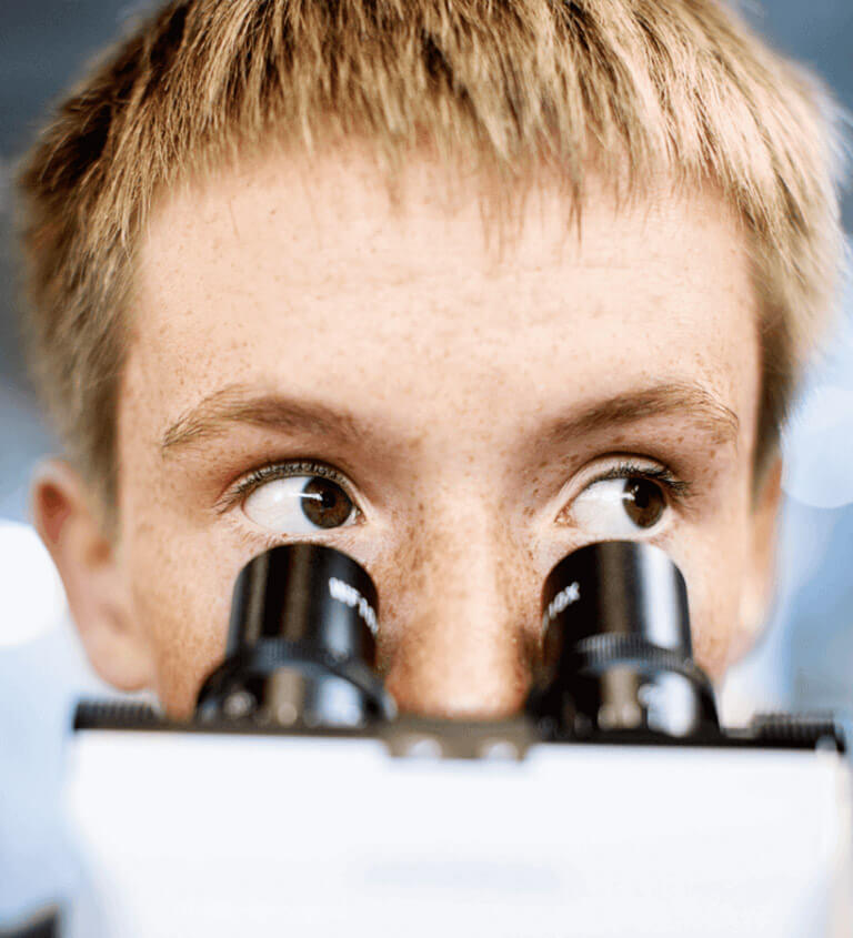 Nahaufnahme von einem Jungen mit Mikroskop im ThyssenKrupp IdeenPark
