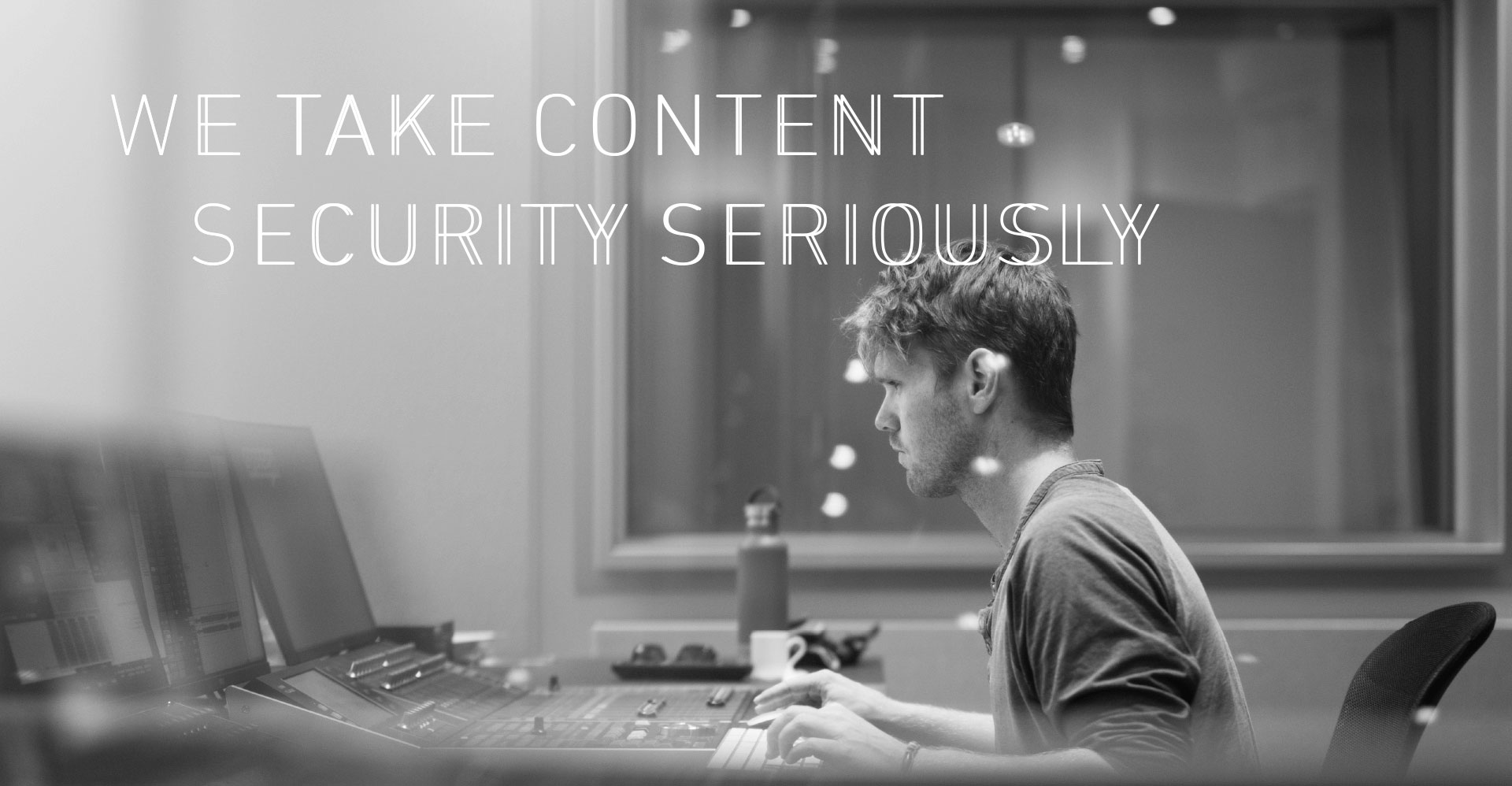 Speeech Werbespruch we take content security seriously auf schwarzweiß Bild von einem Mann am Mischpult