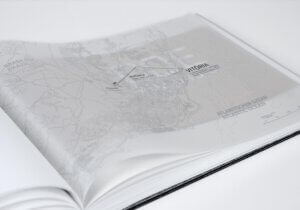 Detailaufnahme einer Karte aus dem orporate Book Discover Steel von ThyssenKrupp