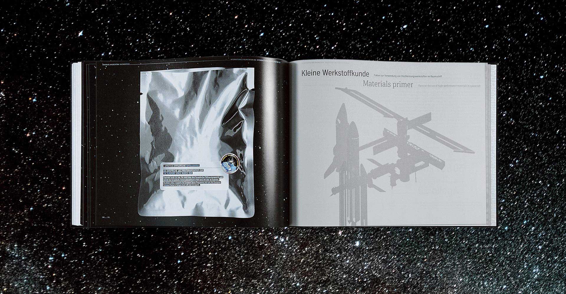 Aufgeschlagenes Buch auf dunklem Hintergrund mit Illustration und Fotografie aus ThyssenKrupp Corporate Book Discover Steel