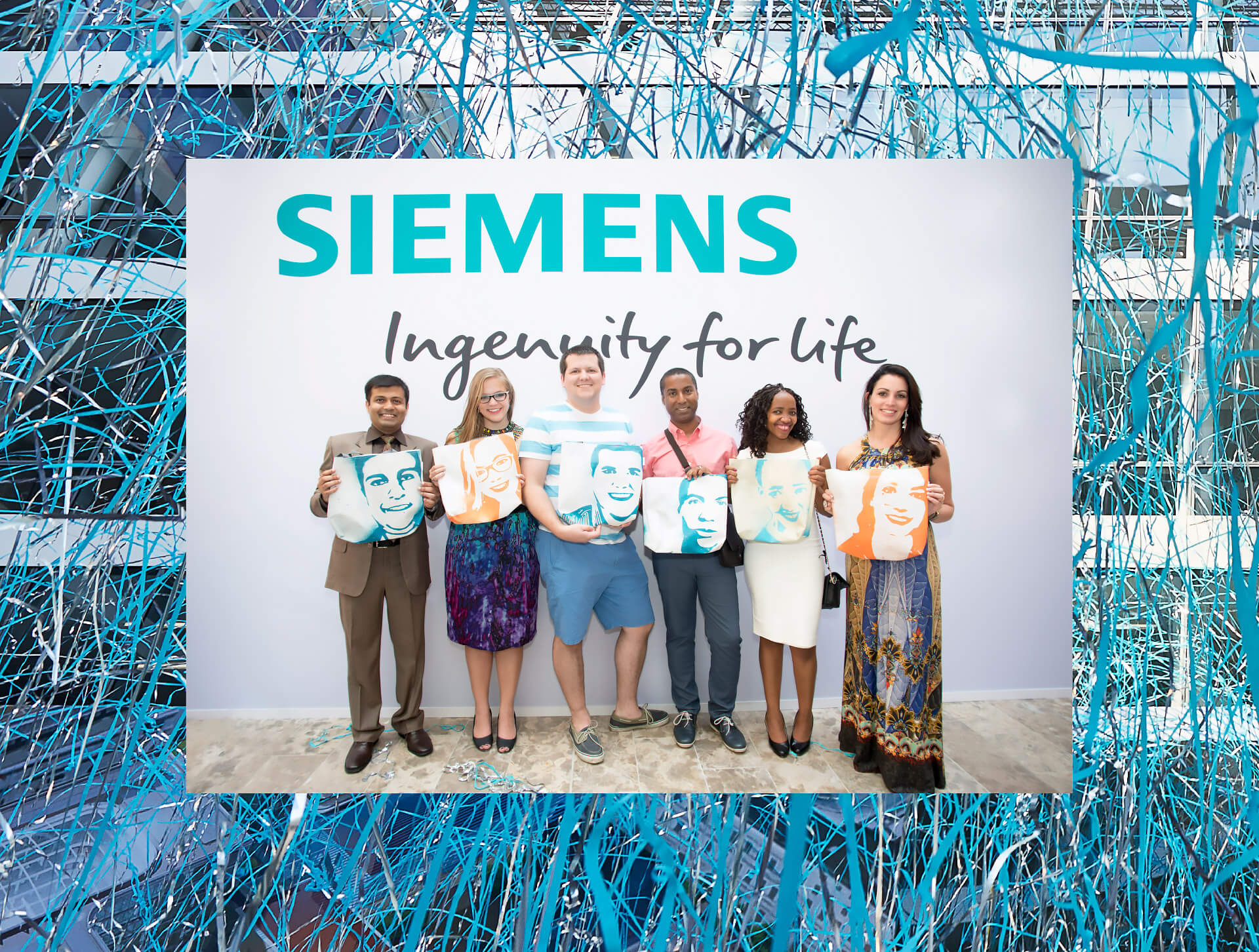 Siemensmitarbeiter mit Bauzauntasche vor Siemensschriftzug