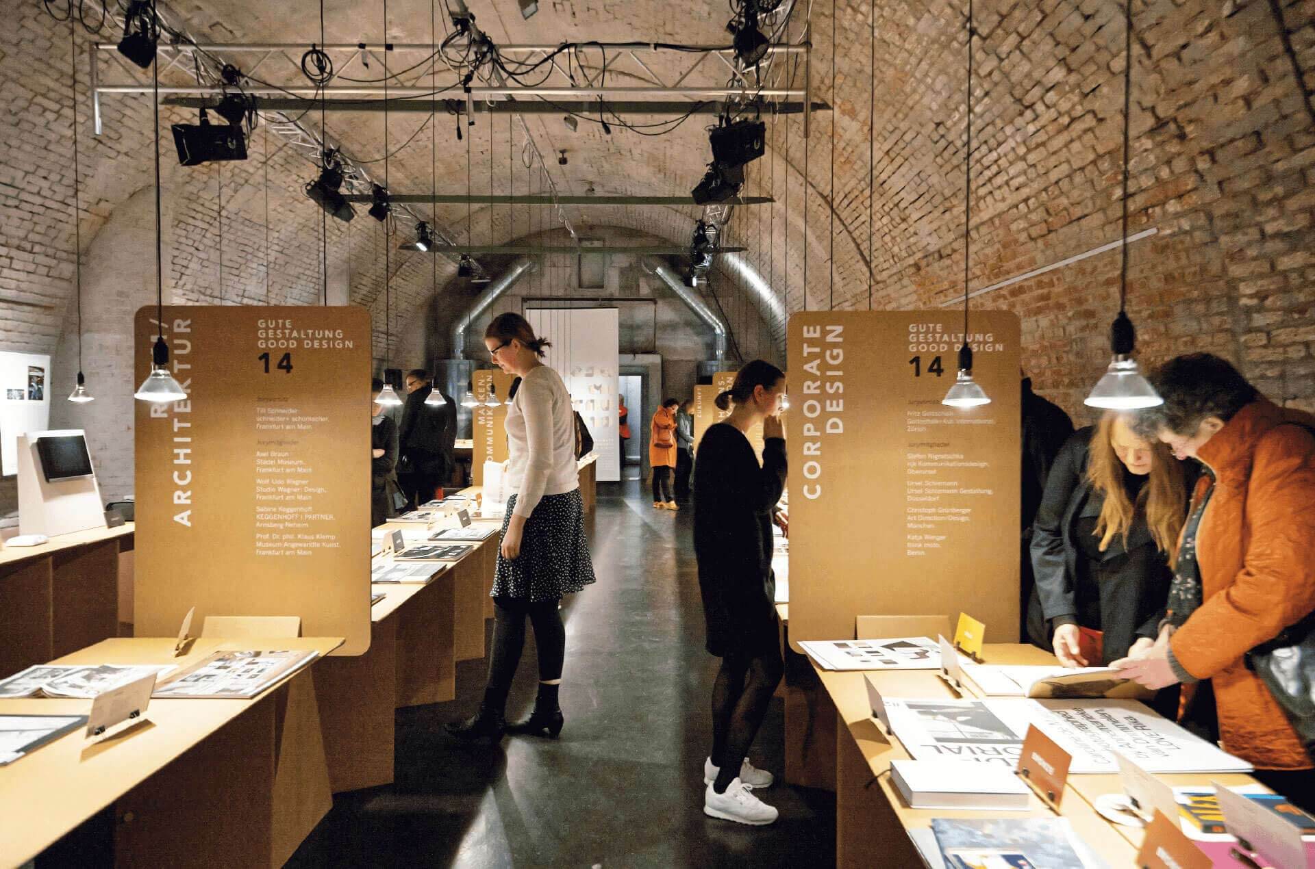 Besucher begutachten das Event der Ausstellung Design im Untergrund in einem Backsteingebäude