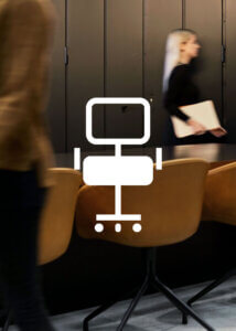 Siemens Coworking Space Icondesign von Stuhl mit Frau, Tisch und Stühlen im Hintergrund