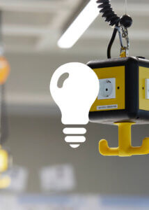 Siemens Coworking Space Icondesign von Glühbirne mit schwarz-gelbem Steckdosenwürfel im Hintergrund