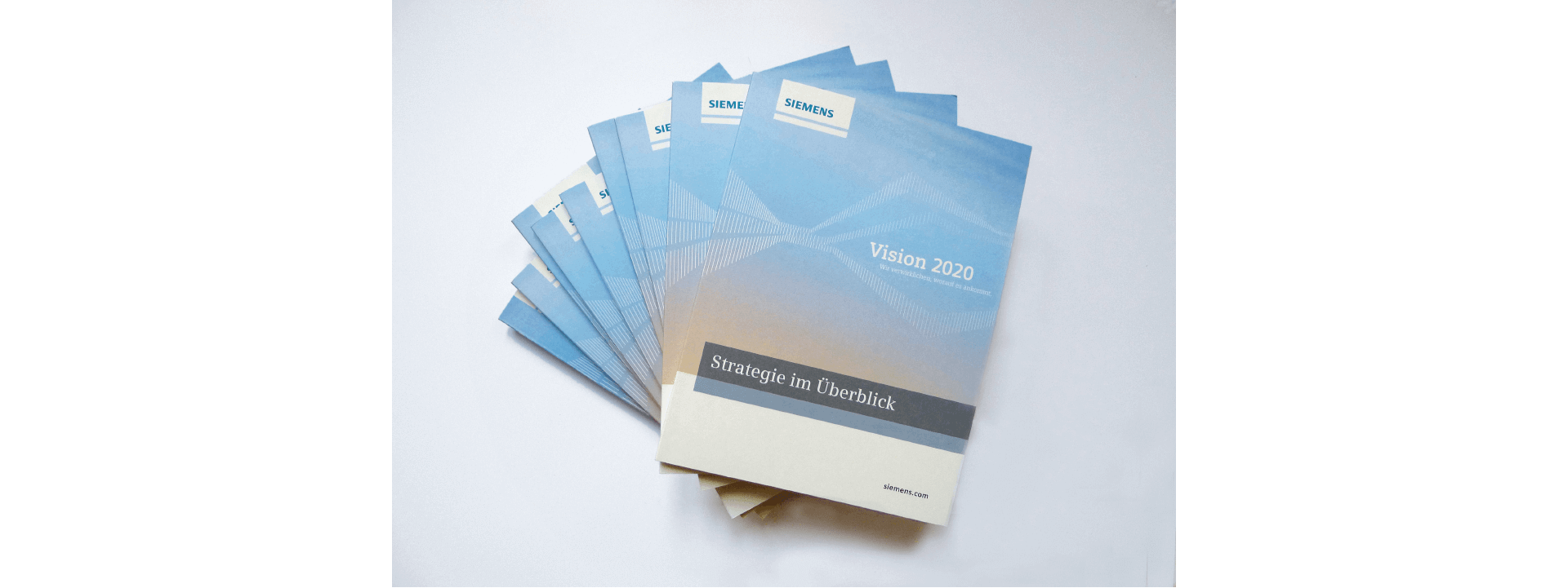 Cover des Siemens Geschäftsberichts 2014, mehrere Bücher liegen aufgefächert übereinander