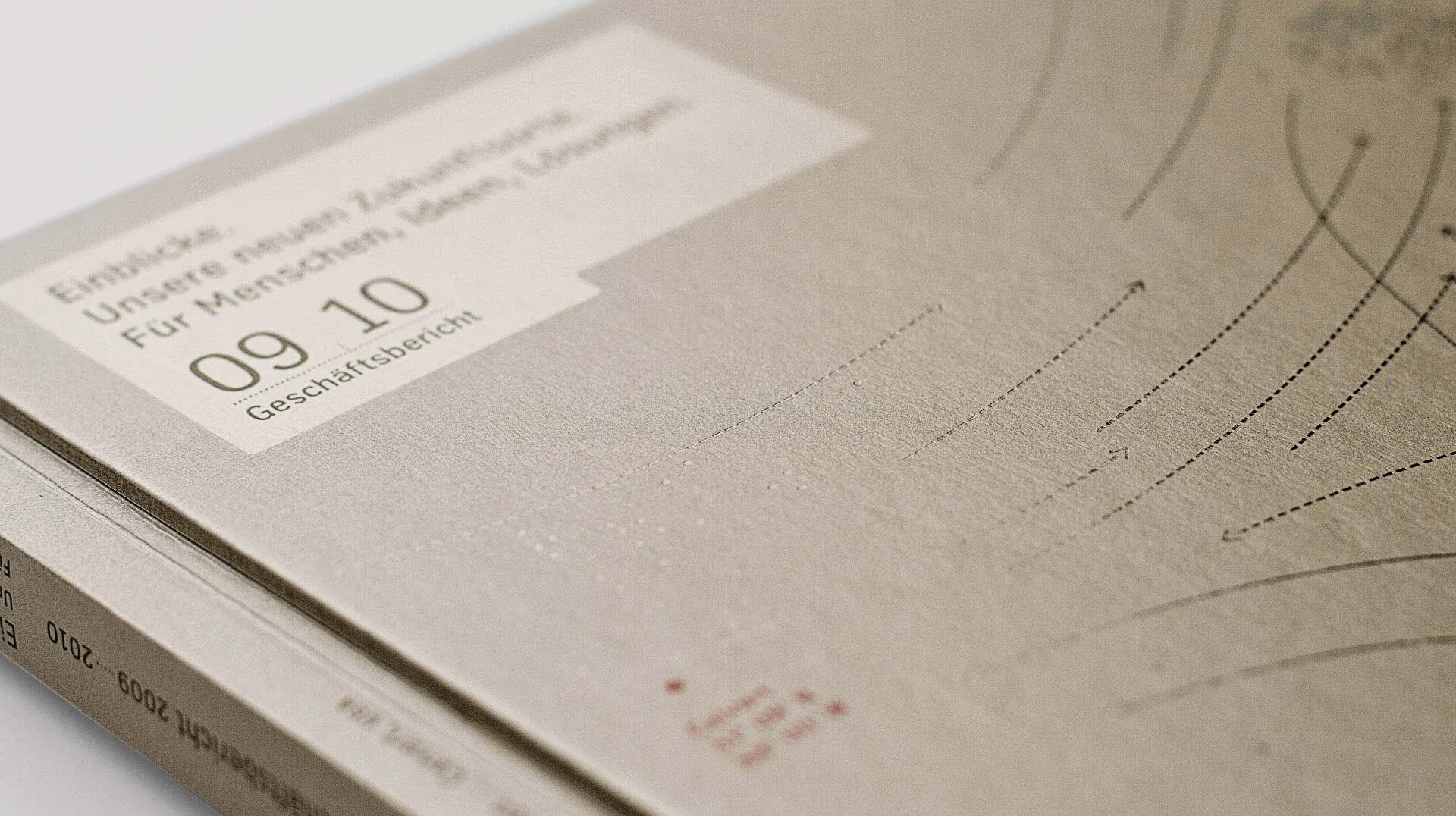Detail Cover Geschäftsbericht der ThyssenKrupp AG mit goldfarbenem Einband und Typografie