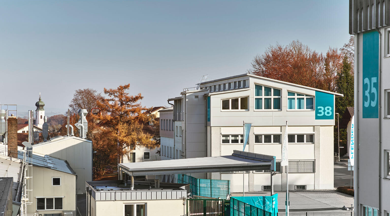 Aufsicht auf das Gebäudebranding für Siemens Technopark Ruhstorf in petrolblau für Gebäude 38 und 35