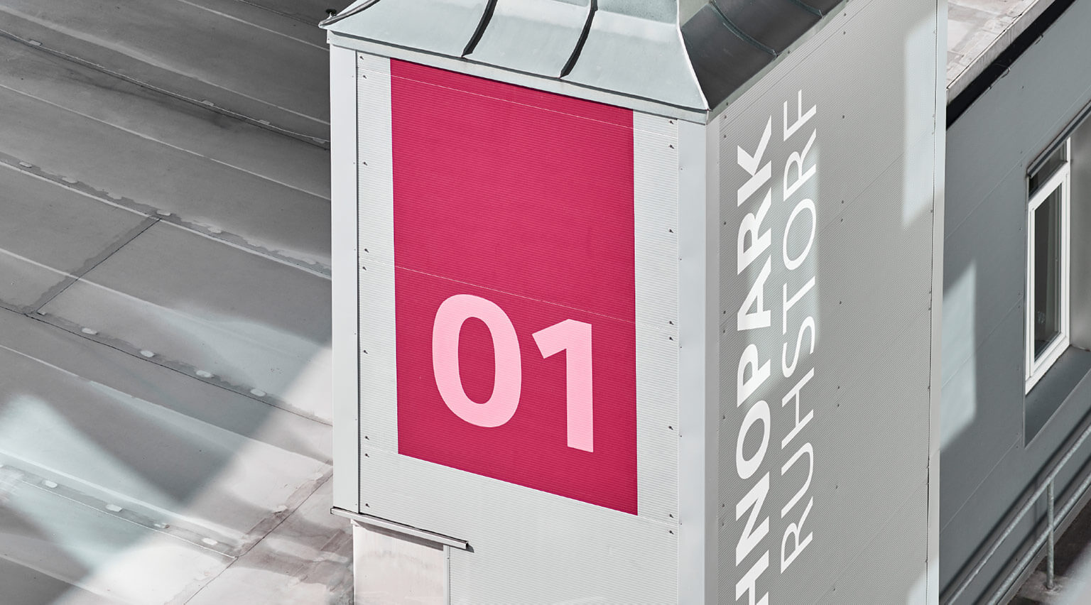 Turm mit dem Gebäudebranding Technopark Ruhstorf 01 auf pink