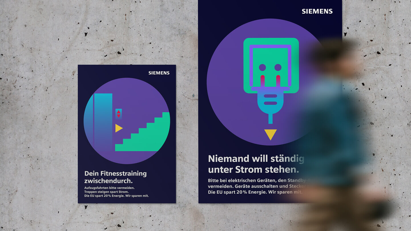 Auf einer Betonwand angebrachte Plakate zur Siemens Energiespar-Kampagne, auf denen Piktogramme in den Farben grün, blau, violett und gelb abgebildet sind. Im Vordergrund läuft ein Mann durchs Bild.