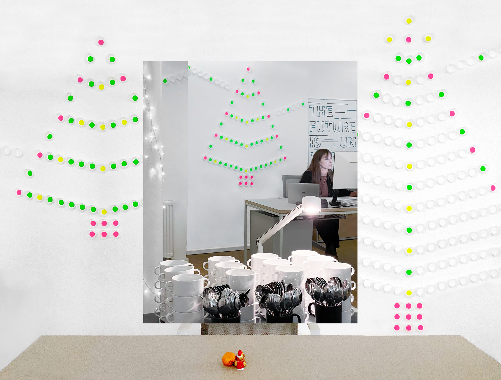 Collage bestehen aus 2 Fotos, auf welchen die weihnachtliche Raumgestaltung, durch bunte, an der Wand angebrachten Cupcake Formen dargestellt wird