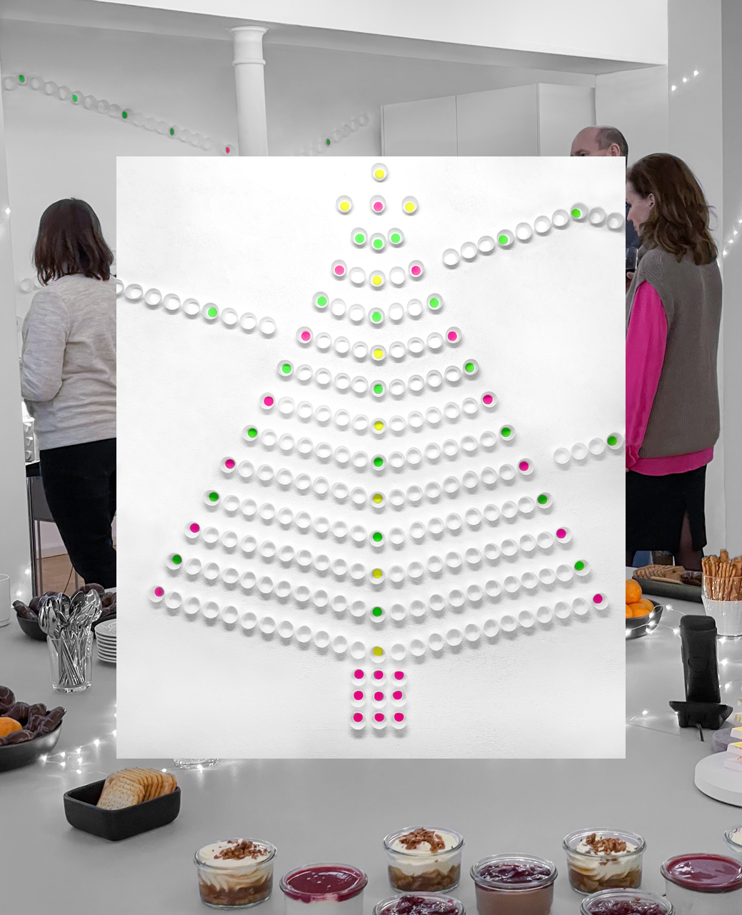 Collage bestehend aus 2 Bildern, welche die weihnachtliche Rauminszenierung durch bunte Cupcake Formen darstellt.