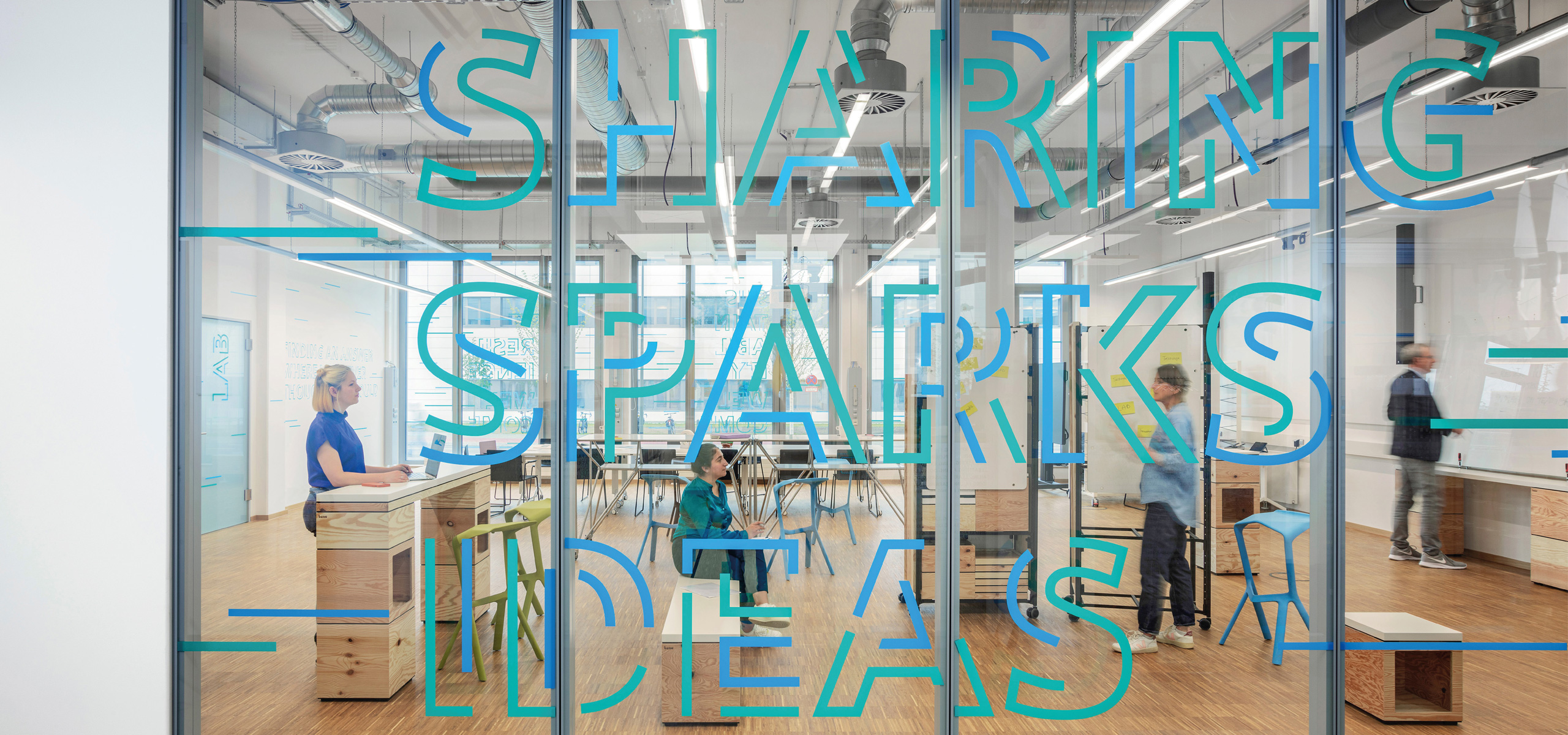 Siemens Besprechungsraum mit Verglasung verziert mit typografischen Elementen in blau und grün
