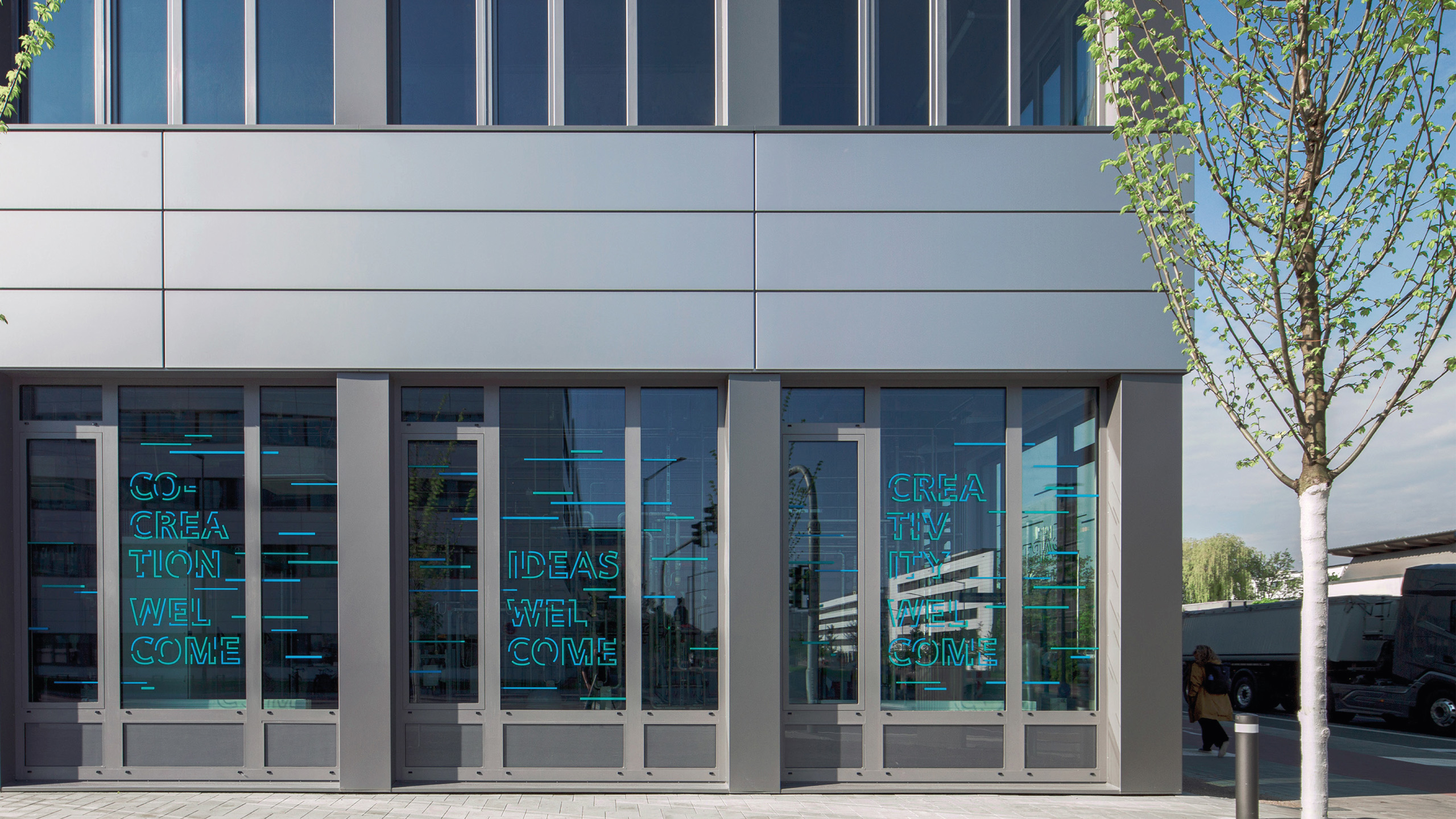 Siemens Technologie Center, Außenfassade, typografische Gestaltungselemente auf den Fensterscheiben in grün und blau