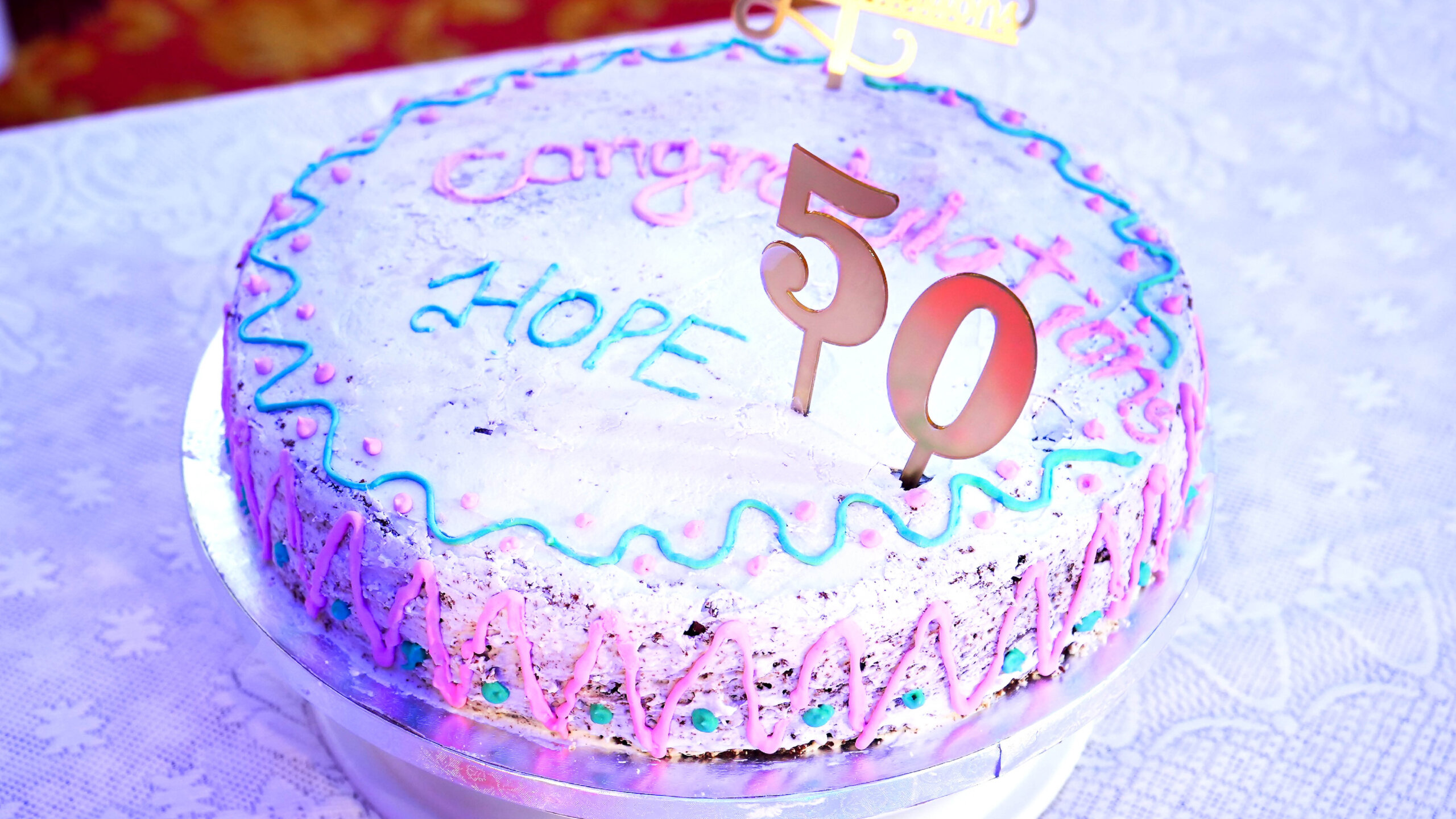 Kuchen für die Jubiläumsfeier von HOPE, Human Organisation for Pioneering in Education. Darauf geschrieben ist: Congratulations HOPE 50.